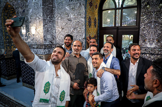 عرض ارادت قهرمانان ورزش ایران در بارگاه منور رضوی