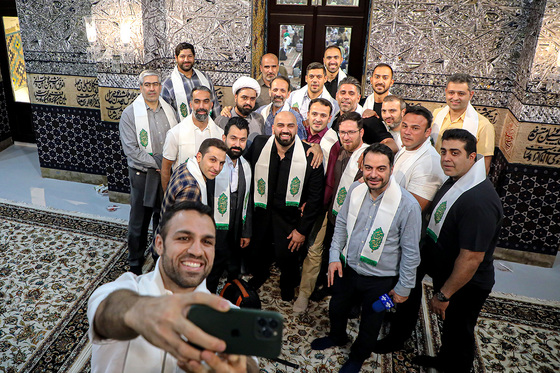 عرض ارادت قهرمانان ورزش ایران در بارگاه منور رضوی