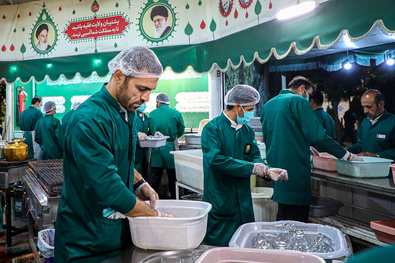 عرض ارادت قهرمانان ورزش ایران در بارگاه منور رضوی