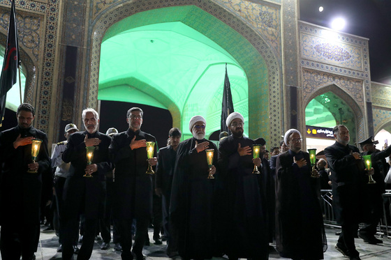 شام غریبان حسینی در حرم مطهر رضوی