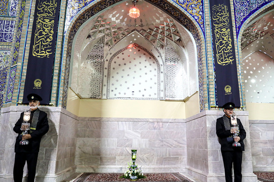 شام غریبان حسینی در حرم مطهر رضوی