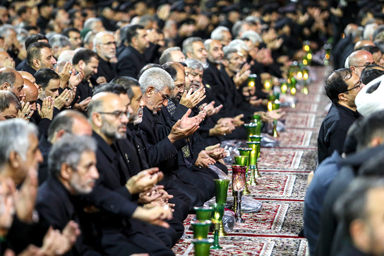 شام غریبان حسینی در حرم مطهر رضوی