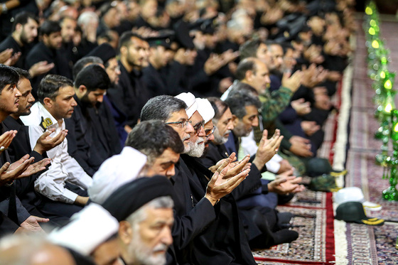 شام غریبان حسینی در حرم مطهر رضوی