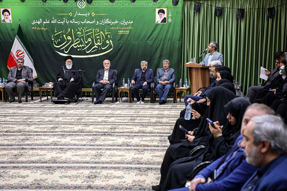 دیدار خبرنگاران و اصحاب رسانه با آیت الله علم الهدی به مناسبت روز خبرنگار