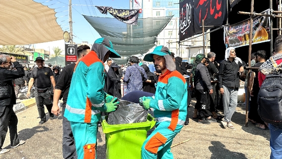 خدمت پاکبانان مشهدی به زائران اربعین در نجف اشرف