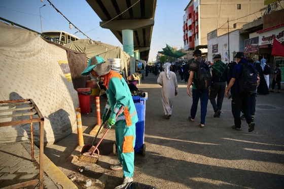 خدمت پاکبانان مشهدی به زائران اربعین در نجف اشرف