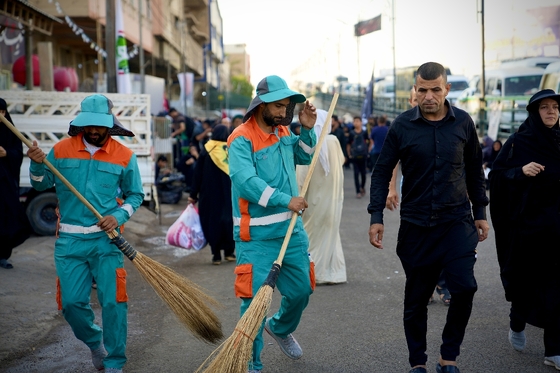 خدمت پاکبانان مشهدی به زائران اربعین در نجف اشرف