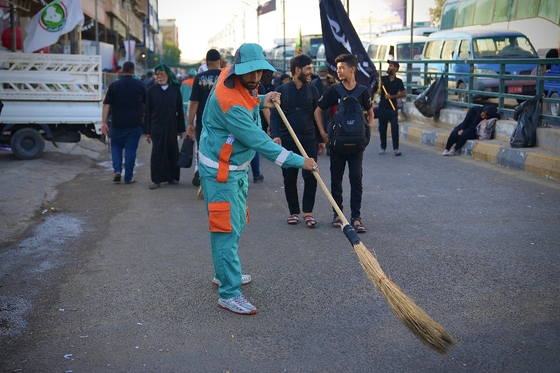 خدمت پاکبانان مشهدی به زائران اربعین در نجف اشرف