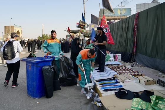 خدمت پاکبانان مشهدی به زائران اربعین در نجف اشرف