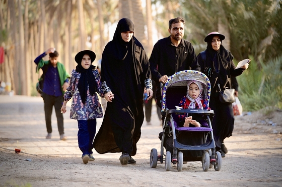 زائران پیاده در مسیر کربلا