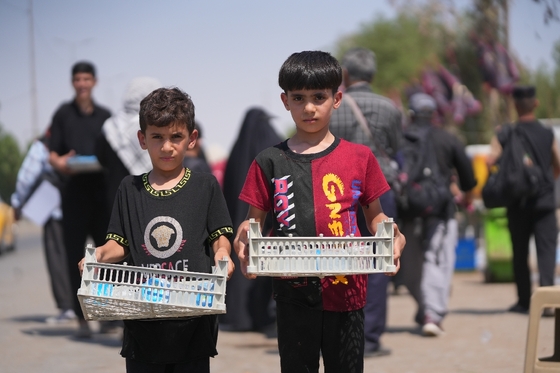 خادمان کوچک زائران پیاده اربعین