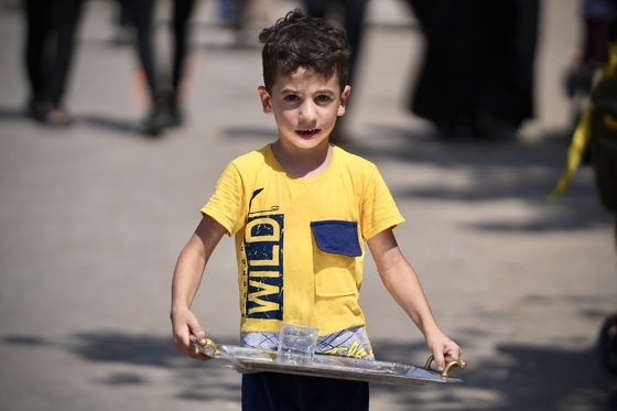 خادمان کوچک زائران پیاده اربعین