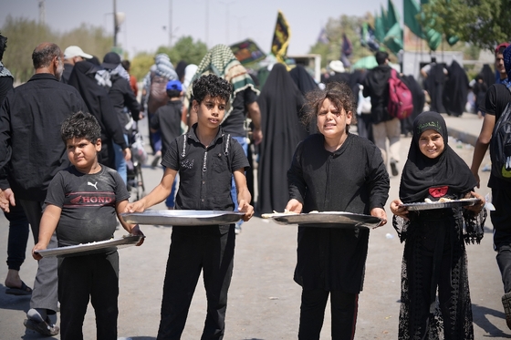 خادمان کوچک زائران پیاده اربعین