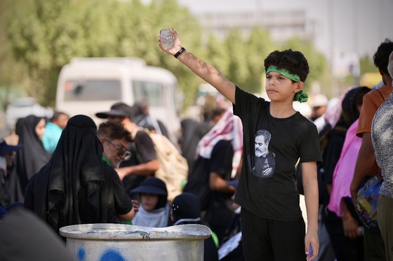 خادمان کوچک زائران پیاده اربعین