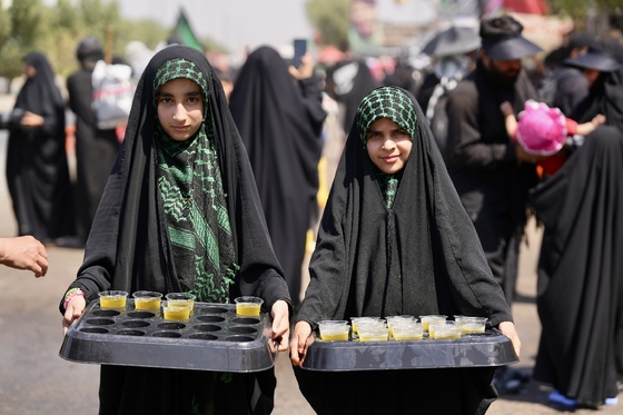 خادمان کوچک زائران پیاده اربعین
