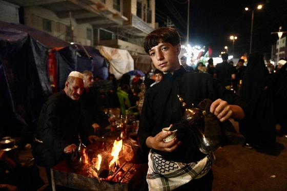 خادمان کوچک زائران پیاده اربعین