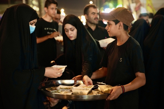 خادمان کوچک زائران پیاده اربعین