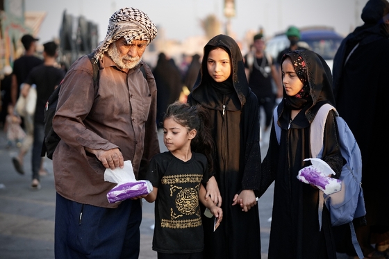خادمان کوچک زائران پیاده اربعین