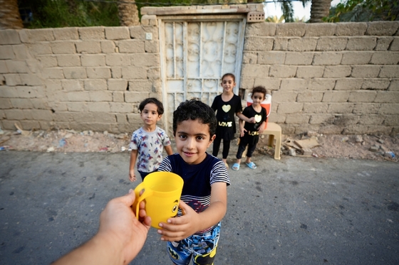 خادمان کوچک زائران پیاده اربعین