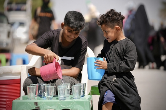 خادمان کوچک زائران پیاده اربعین