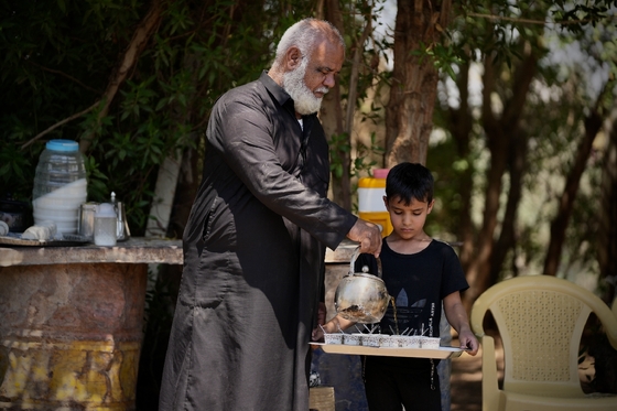 خادمان کوچک زائران پیاده اربعین