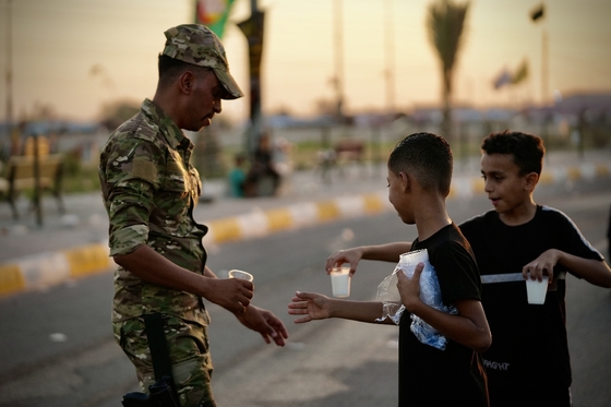 خادمان کوچک زائران پیاده اربعین