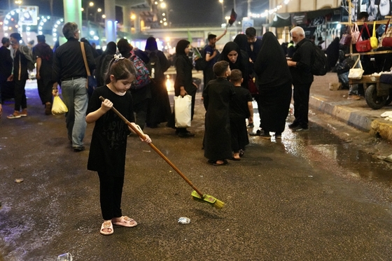 خادمان کوچک زائران پیاده اربعین
