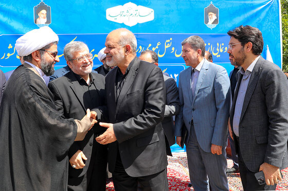رونمایی از ١۵٠ دستگاه ون و اتوبوس با حضور وزیر کشور در مشهد 