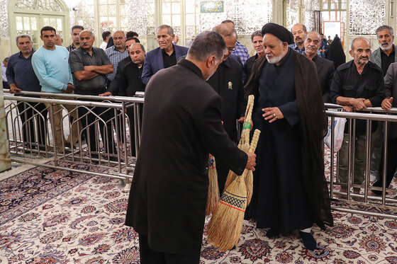 آیین جاروکشی حرم مطهر رضوی