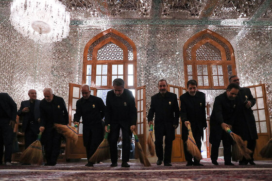 آیین جاروکشی حرم مطهر رضوی