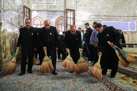 آیین جاروکشی حرم مطهر رضوی