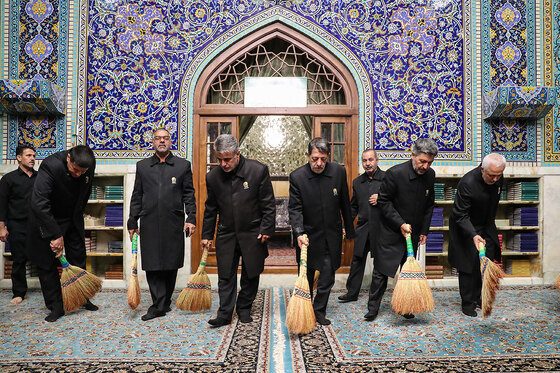 آیین جاروکشی حرم مطهر رضوی