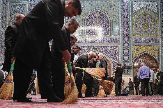 آیین جاروکشی حرم مطهر رضوی