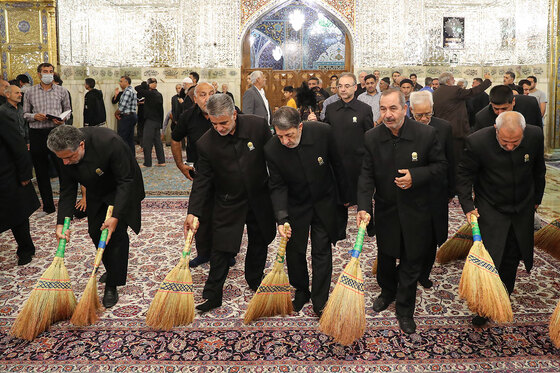آیین جاروکشی حرم مطهر رضوی