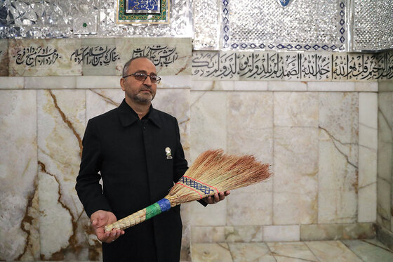 آیین جاروکشی حرم مطهر رضوی