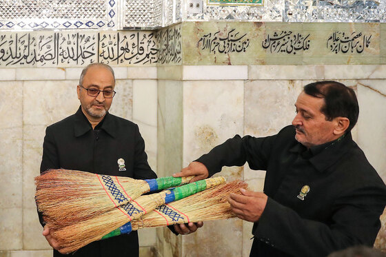 آیین جاروکشی حرم مطهر رضوی