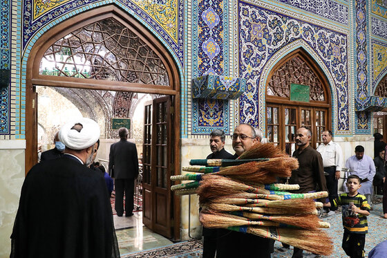 آیین جاروکشی حرم مطهر رضوی