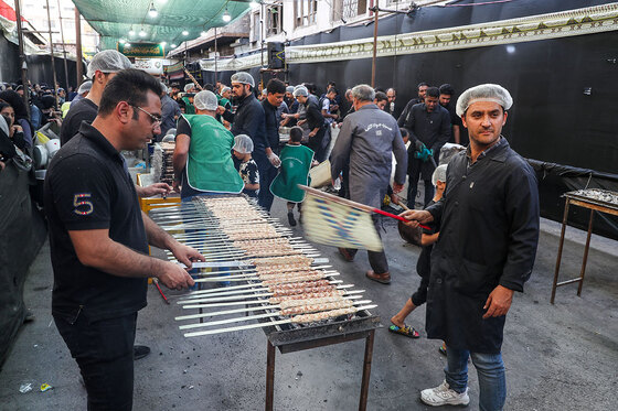 پخت بیش از 70 هزار سیخ کباب در موکب حسینیه جواد الائمه (ع)