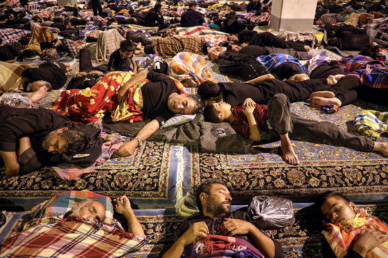 اسکان شبانه زائران در اطراف حرم مطهر رضوی