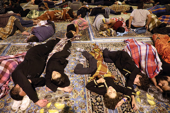 اسکان شبانه زائران در اطراف حرم مطهر رضوی