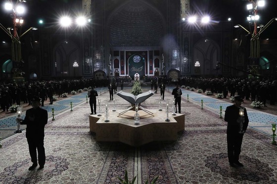 آیین خطبه خوانی شب شهادت امام رضا(ع) در حرم مطهر رضوی