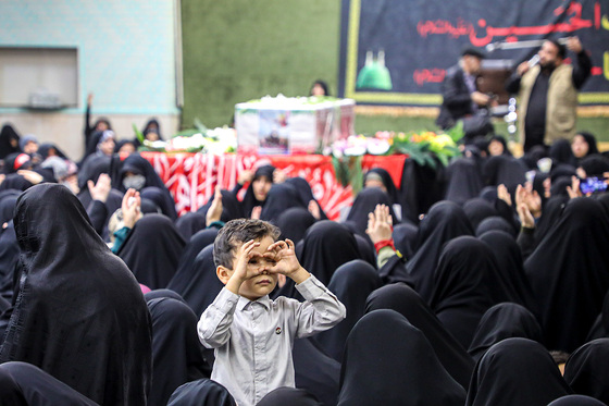 تشییع پیکر بانوی شهیده فاطمه دهقانی از شهدای حادثه تروریستی کرمان