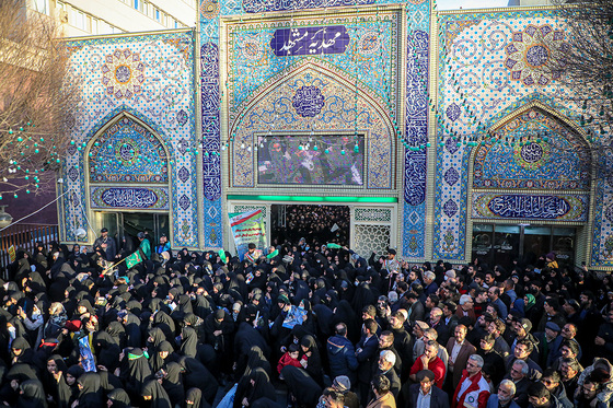 تشییع پیکر بانوی شهیده فاطمه دهقانی از شهدای حادثه تروریستی کرمان