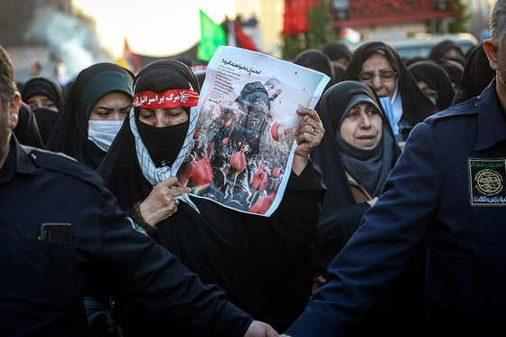 تشییع پیکر بانوی شهیده فاطمه دهقانی از شهدای حادثه تروریستی کرمان
