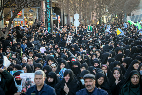تشییع پیکر بانوی شهیده فاطمه دهقانی از شهدای حادثه تروریستی کرمان