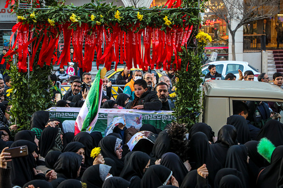تشییع پیکر بانوی شهیده فاطمه دهقانی از شهدای حادثه تروریستی کرمان
