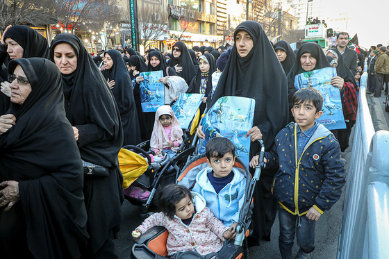 تشییع پیکر بانوی شهیده فاطمه دهقانی از شهدای حادثه تروریستی کرمان