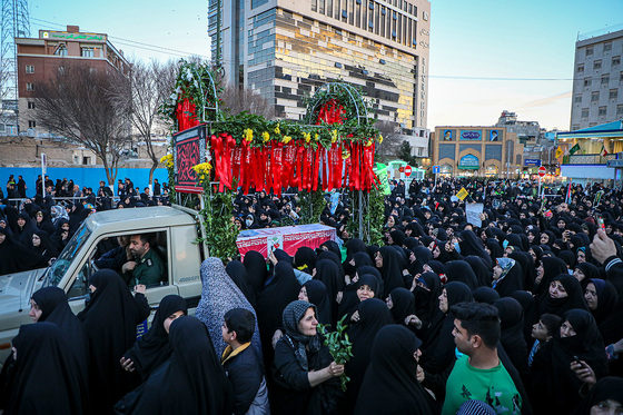 تشییع پیکر بانوی شهیده فاطمه دهقانی از شهدای حادثه تروریستی کرمان