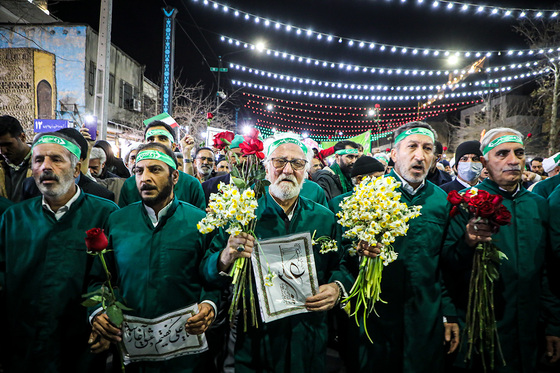 گلباران حرم مطهر رضوی در شب میلاد جوادالائمه (ع)