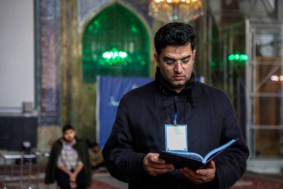 آیین معنوی اعتکاف در حرم امام رضا (ع)